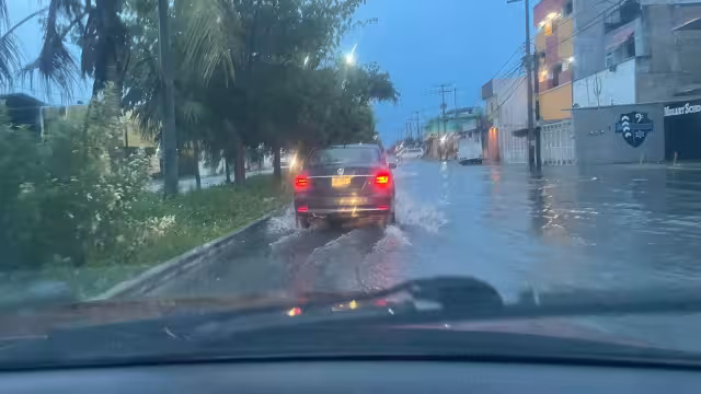 En varias calles y avenidas de Cancún, la acumulación de agua estuvo presente, generando más tráfico