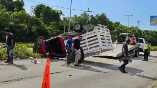 Accidente de camioneta en carretera Cancún-Playa del Carmen causa tráfico