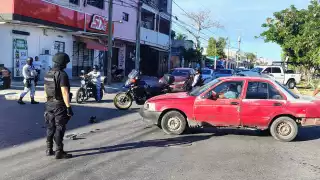 El oficial herido fue atendido por paramédicos, quienes determinaron que no tenía lesiones graves
