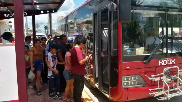 Los usuarios hicieron largas filas para abordar el camión; además, hubo tráfico vehicular.