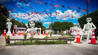 El parque principal se vuelve un santuario a la memoria con estructuras gigantes del Día de Muertos