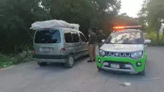 Al percatarse del cochón, los elementos de las patrullas le pidieron a los dueños no tirarlo a la vegetación