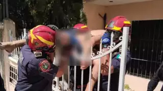 Hombre queda incrustado en la reja de su casa en Kanasín