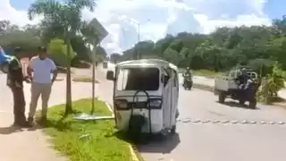 Un mototaxi chocó contra un automóvil en la colonia Paseos Xcacel de Playa del Carmen.