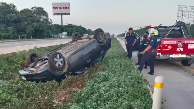 El conductor del auto volcado en Umán resultó ileso