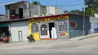 Asaltan y amarran a encargado  de tienda en Escárcega; ladrón roba moto y dinero  en efectivo