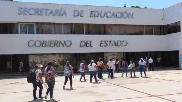Los maestros aseguran que desde hace seis años vienen solicitando el aumento al salario