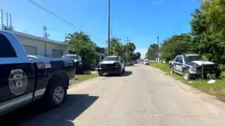 Patrullas yacen en las calles de Chetumal sin aparente dueño.