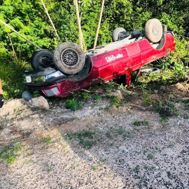 Vehículo termina volcado en carretera Bacalar-Felipe Carrillo Puerto