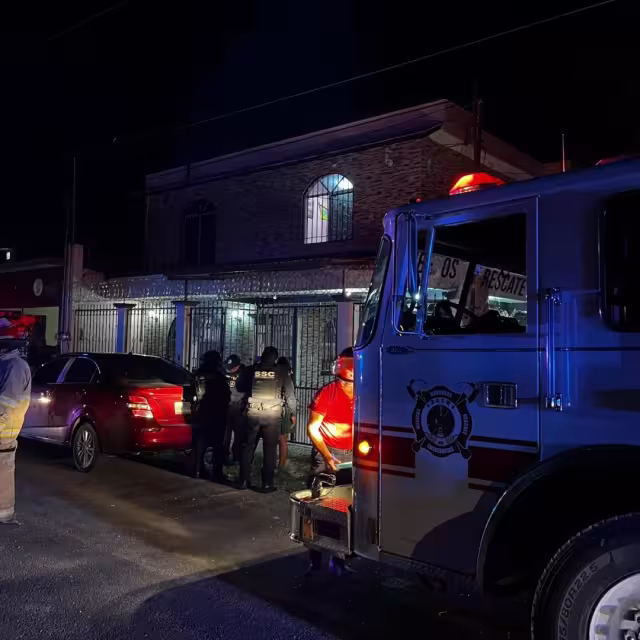 Elementos policiacos y bomberos acudieron para atender el llamado de emergencia.