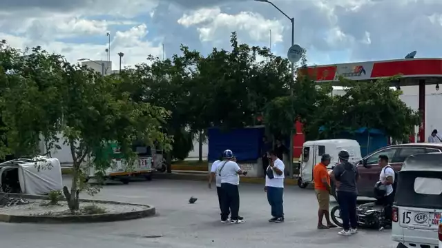 Reportan fuerte accidente entre motoneta y mototaxi en Playa del Carmen