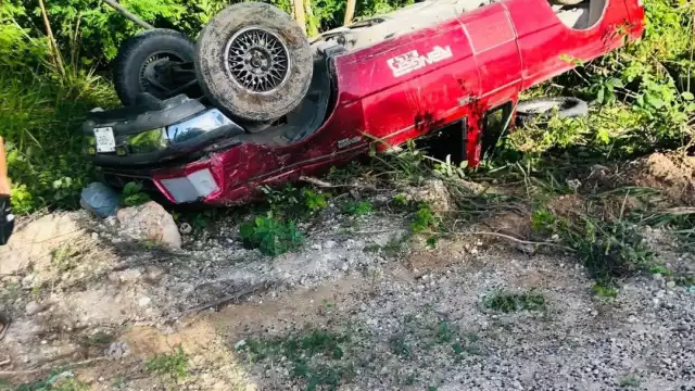 Vehículo termina volcado en carretera Bacalar-Felipe Carrillo Puerto