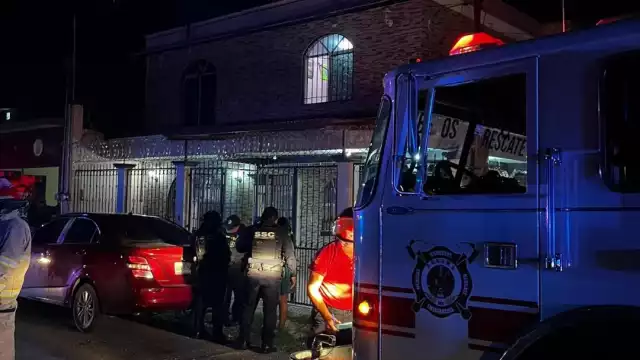 Elementos policiacos y bomberos acudieron para atender el llamado de emergencia.