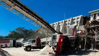 Trabajadores almorzaban en un tinglado cuando les cayó maquinaria pesada; hubo otro lesionado