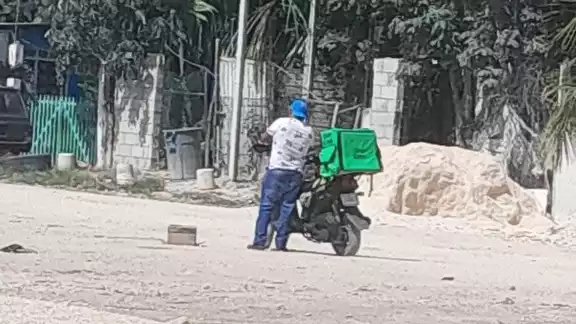 Los agentes operan a bordo de la patrulla con número 12376 quienes, supuestamente, le quitaron al motorrepartidor 500 pesos, una batería y lo acusaron de consumir drogas