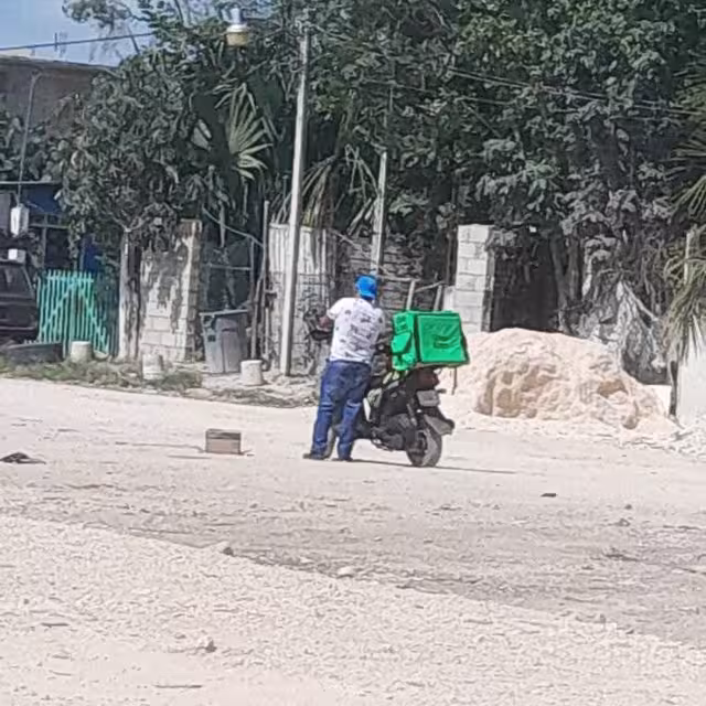 Los agentes operan a bordo de la patrulla con número 12376 quienes, supuestamente, le quitaron al motorrepartidor 500 pesos, una batería y lo acusaron de consumir drogas