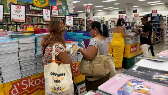 Aún en vacaciones, papelerías llenas ante la estrategia para mitigar el golpe del regreso a clases Aún en vacaciones, papelerías llenas ante la estrategia para mitigar el golpe del regreso a clases