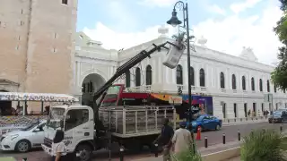 Las luces y adornos en las avenidas, glorietas y parques evocan la identidad nacional