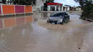 Oquedad de 80 metros en Galaxias del Sol representa peligro para conductores y peatones