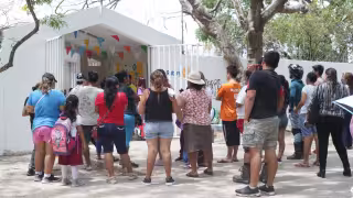 De acuerdo con los progenitores, los directivos de las escuelas condicionan la entrega de documentos a los alumnos que no cumplieron con la aportación al inicio del ciclo.