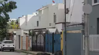 Una vivienda localizada en uno de los fraccionamientos más céntricos de Cancún, en la Sm 41, fue atracada a plena luz del día por un grupo de criminales