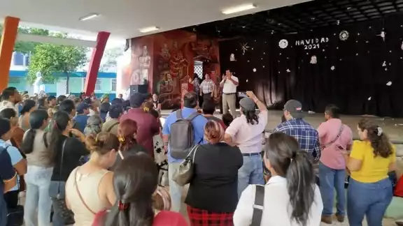 Protesta de padres de familia en la Agustín Vadillo Cicero, porque se puso en riesgo a sus hijos Protesta de padres de familia en la Agustín Vadillo Cicero, porque se puso en riesgo a sus hijos