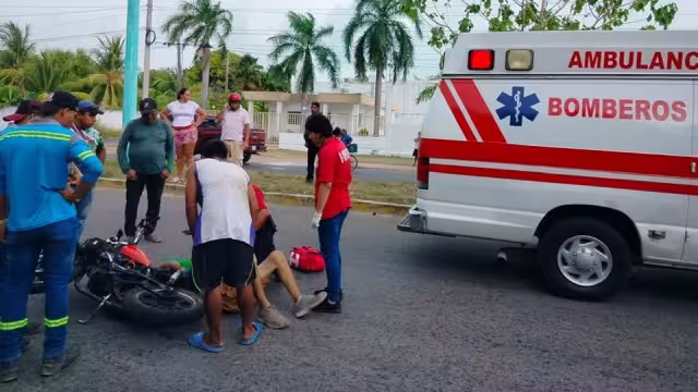 El sujeto quedó tendido en el pavimiento y doliéndose por los fuertes golpes.