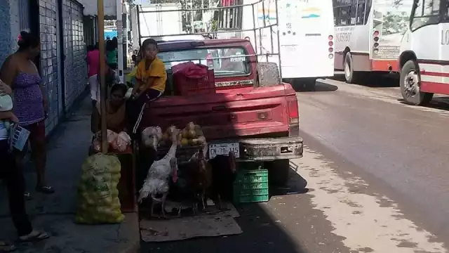 Es común que estos vendedores se instalen en calles estratégicas para ofrecer productos como azúcar, frutas y verduras
