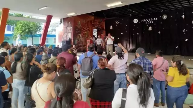 Protesta de padres de familia en la Agustín Vadillo Cicero, porque se puso en riesgo a sus hijos