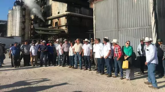 Cañeros aseguran que la problemática a nivel nacional, pero principalmente a nivel local, donde ha sido una temporada de Zafra muy difícil Cañeros aseguran que la problemática a nivel nacional, pero principalmente a nivel local, donde ha sido una temporada de Zafra muy difícil