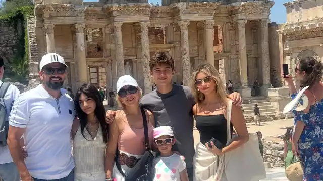 Viaje en familia y otra vez el escándalo