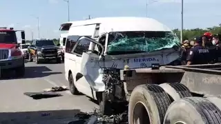 Taxista queda prensado tras chocar contra un camión en la vía Mérida-Progreso