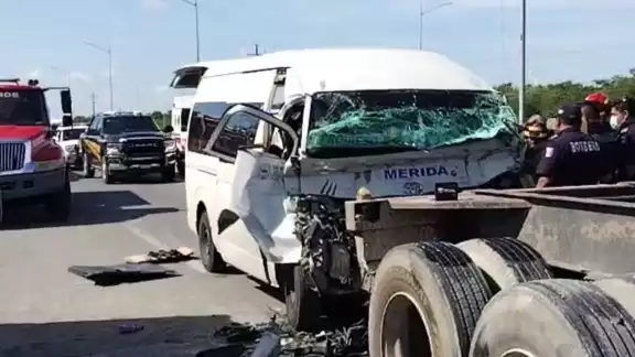 El conductor de la Van fue trasladado de emergencia a un hospital El conductor de la Van fue trasladado de emergencia a un hospital