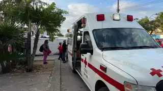 Paramédicos de la Cruz Roja llegaron al lugar del accidente para evaluar a los lesionados