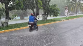 Fuerte aguacero soltó la onda tropical número 24 en Campeche