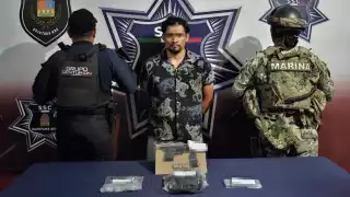 Detienen a un hombre con presunta droga y un arma de fuego en Cancún