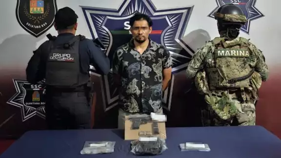 El hombre al ser descubierto, intentó huir a bordo de una motocicleta, pero fue alcanzado por las autoridades El hombre al ser descubierto, intentó huir a bordo de una motocicleta, pero fue alcanzado por las autoridades