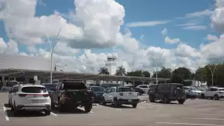 Otro vehículo permanece varado en el aeropuerto de Mérida