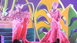 La reina se presentó ante el público en un magno evento en la Concha Acústica, para recibir los símbolos reales que la convirtieron en soberana de las fiestas.