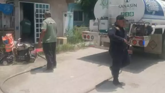 El incendio, que amenazaba con extenderse a las viviendas colindantes, fue finalmente controlado gracias a la rápida actuación de las corporaciones locales El incendio, que amenazaba con extenderse a las viviendas colindantes, fue finalmente controlado gracias a la rápida actuación de las corporaciones locales