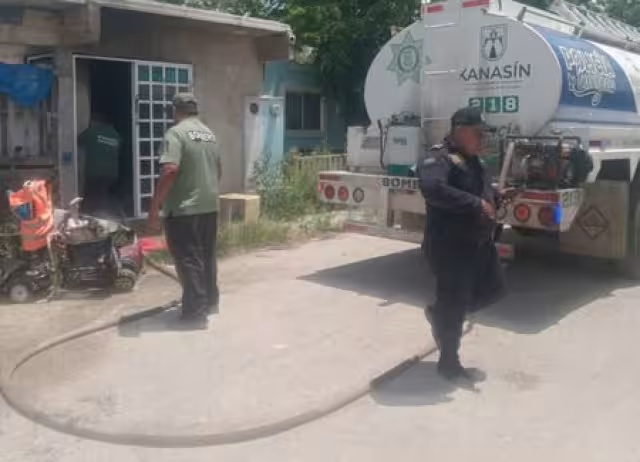 El incendio, que amenazaba con extenderse a las viviendas colindantes, fue finalmente controlado gracias a la rápida actuación de las corporaciones locales