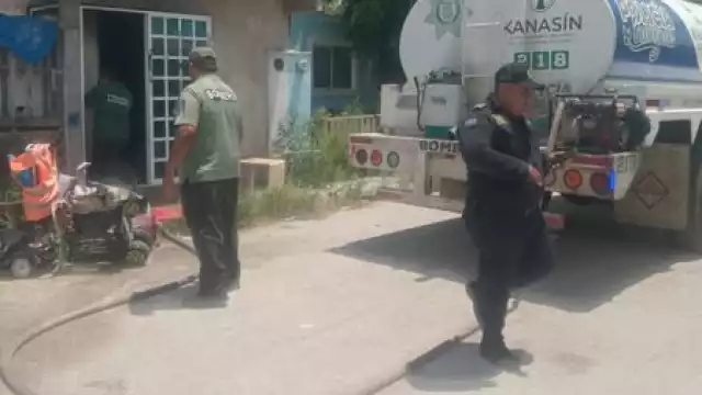 El incendio, que amenazaba con extenderse a las viviendas colindantes, fue finalmente controlado gracias a la rápida actuación de las corporaciones locales