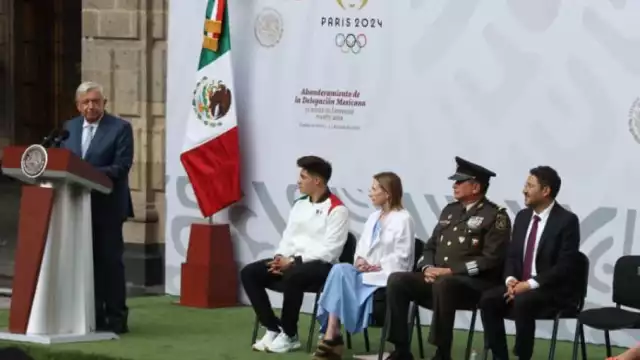 Andrés Manuel López Obrador abanderó a atletas mexicanos