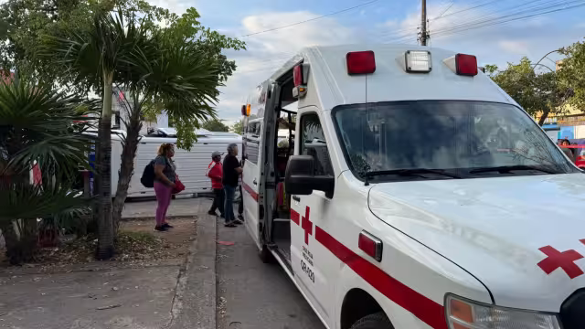 Paramédicos de la Cruz Roja llegaron al lugar del accidente para evaluar a los lesionados