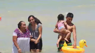 Bañistas aprovecharon el inicio del período de asueto, sin importar que la gran cantidad de sargazo en la orilla del mar