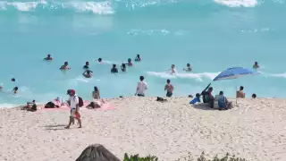 Desde temprano acudieron vacacionistas a la zona hotelera, donde colocaron banderas preventivas en los balnearios