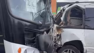 Del fuerte impacto la parte trasera de la camioneta se hundió, causando que una mujer se lesionara