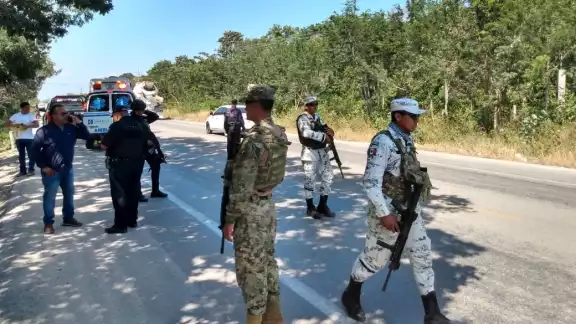 Los dos hombres heridos fueron trasladados de emergencia al hospital por sus heridas Los dos hombres heridos fueron trasladados de emergencia al hospital por sus heridas