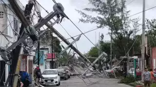 Huracán Beryl deja sin luz a Cozumel; hay postes caídos