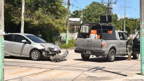 Vehículo impacta a patrulla de elementos de la Semar en Chetumal Vehículo impacta a patrulla de elementos de la Semar en Chetumal